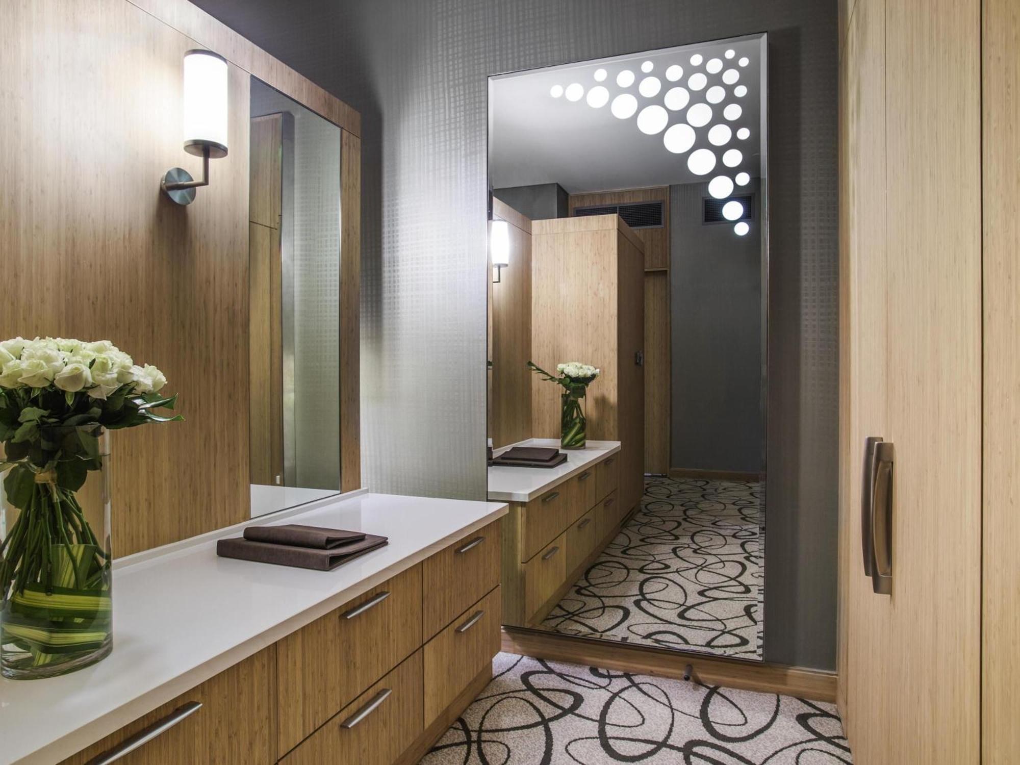 Quarto VIP Luxo com Cama King-size e Vista do Litoral