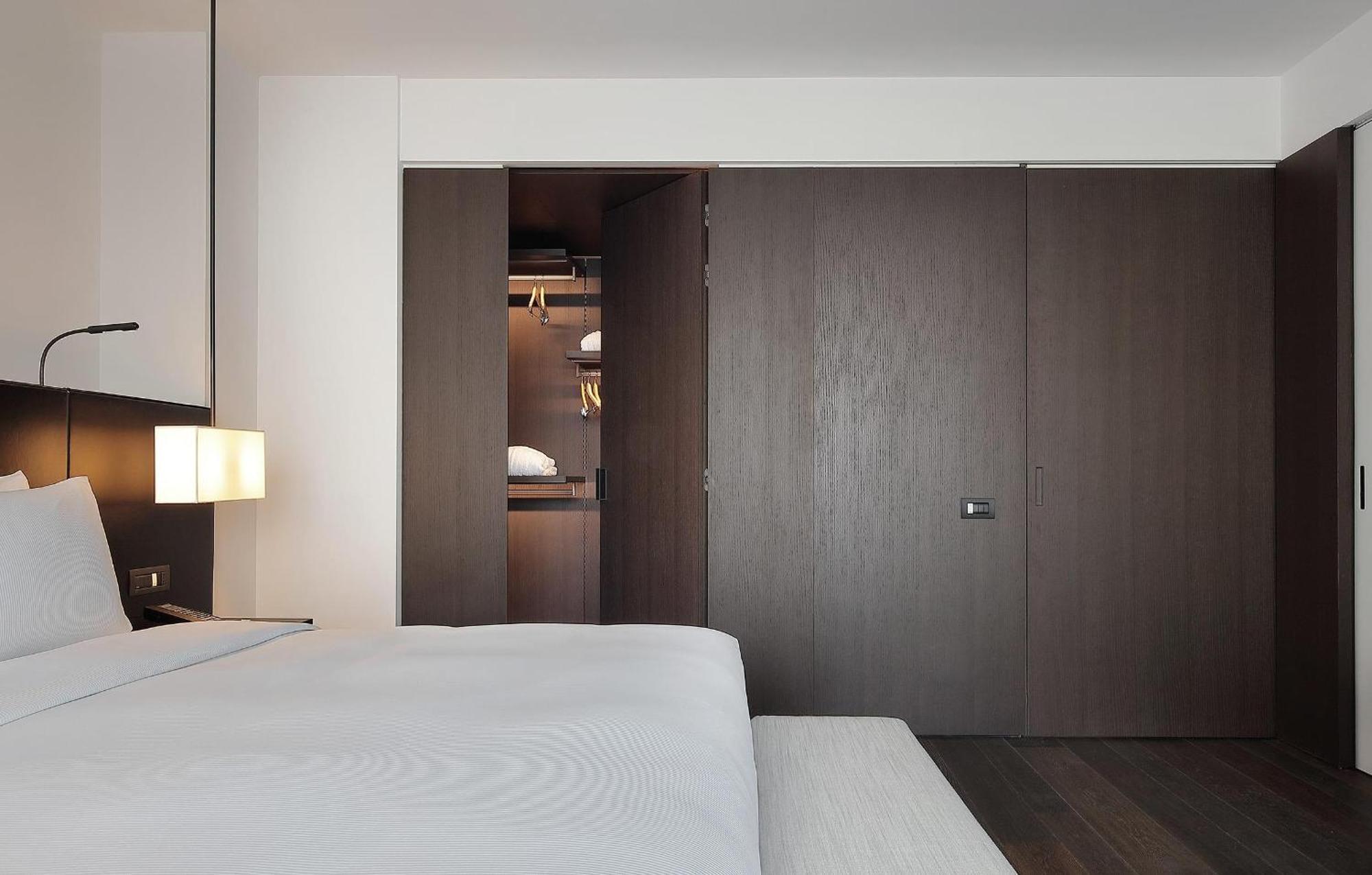 Suite with Balcony and Lake View,1766154516:JPEG