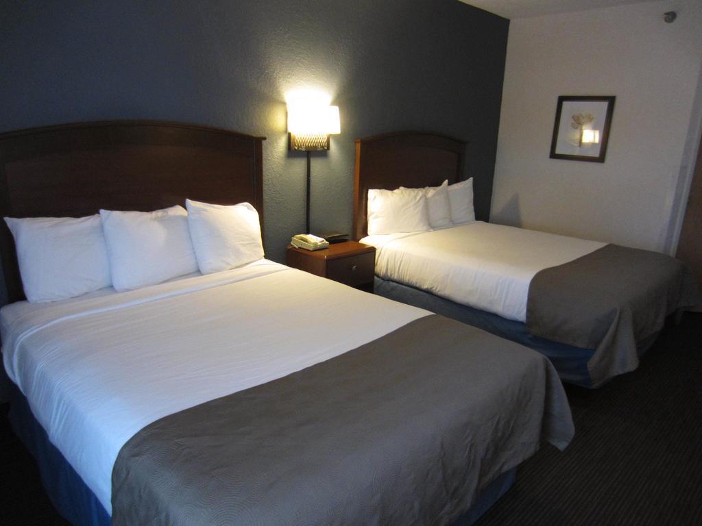 Queen Room with Two Queen Beds - Upper Floor/Non-Smoking