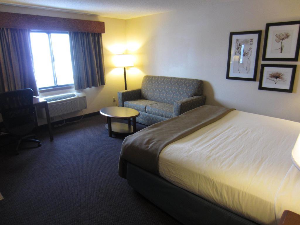 Deluxe King Suite - Non-Smoking