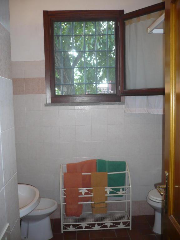 Habitación con cama extragrande.