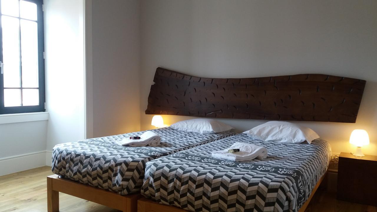 Tweepersoonskamer met 2 Aparte Bedden en Gedeelde Badkamer
