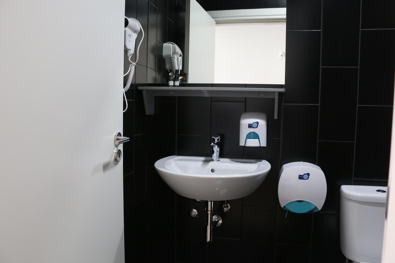 Tweepersoonskamer met 2 Aparte Bedden en Eigen Badkamer