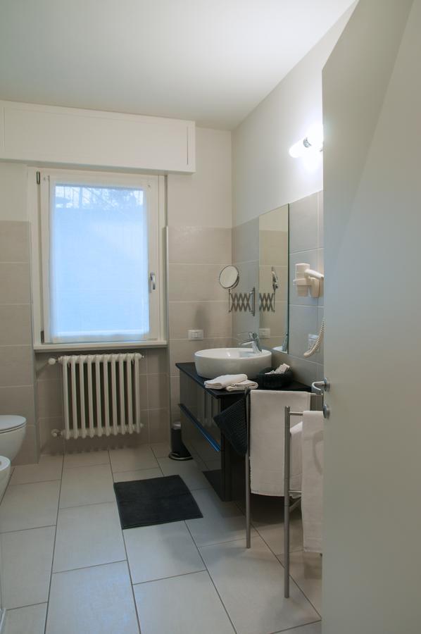 Triple Room Bathroom,549670785:JPEG