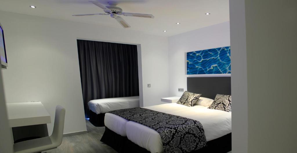 Triple Room with Sea View (2 Adults + 1 Child)