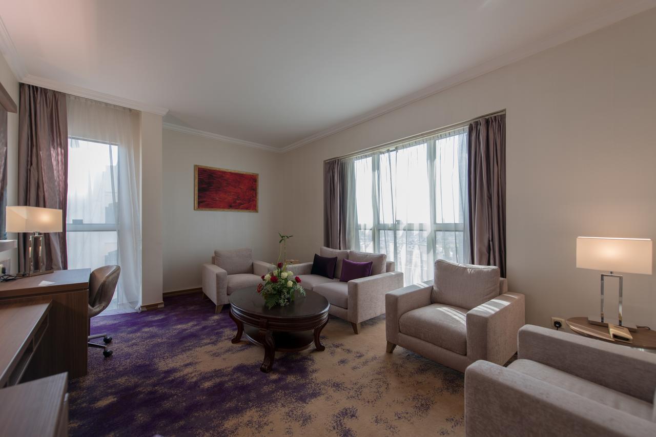 1 King Bed Business Suite With Jacuzzi