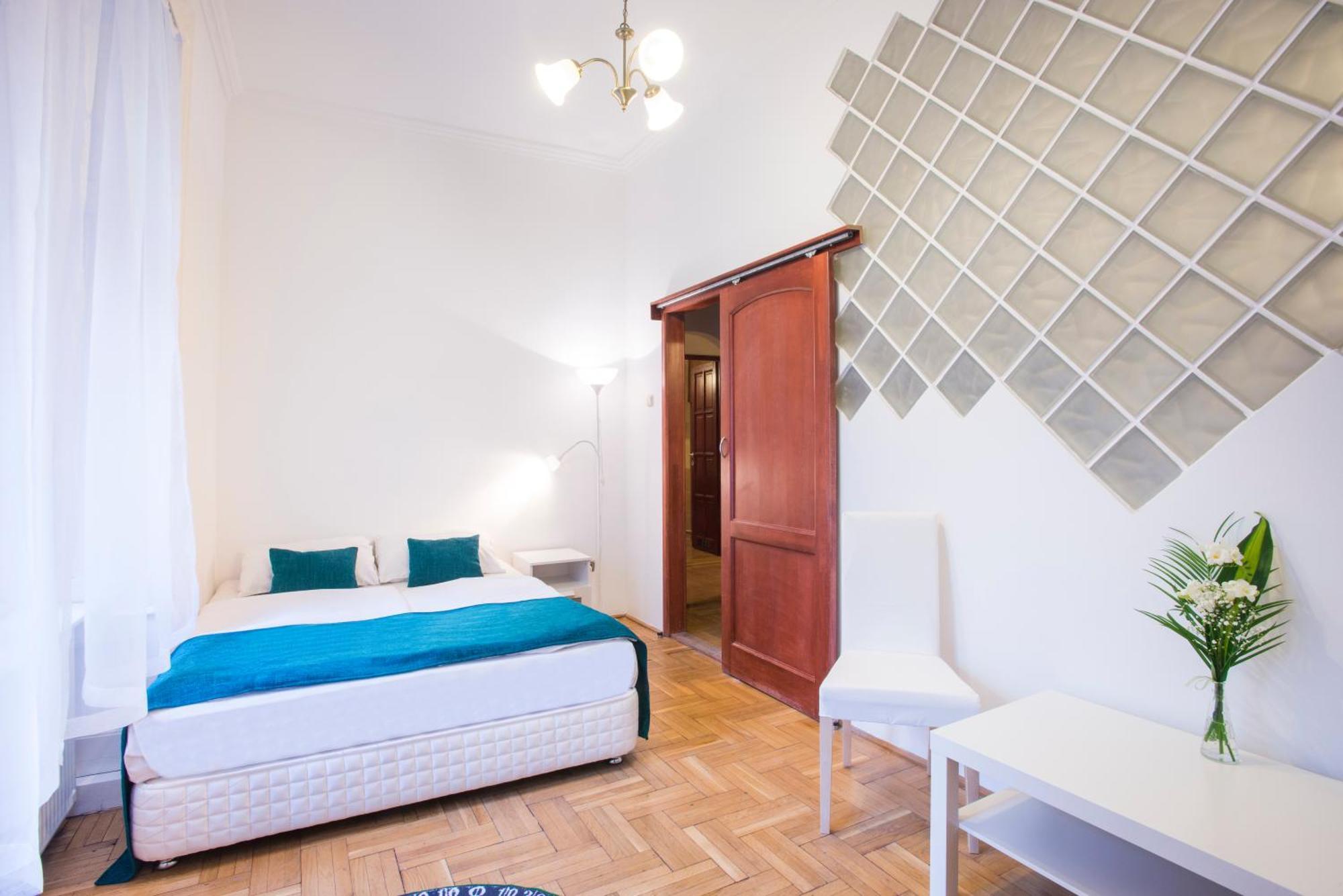 Large Two-Bedroom Apartment,687699489:JPEG