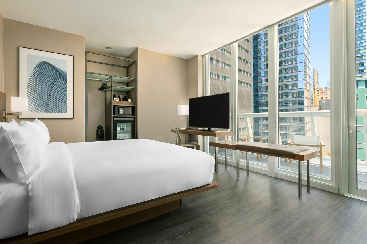 Habitación con cama extragrande y balcón