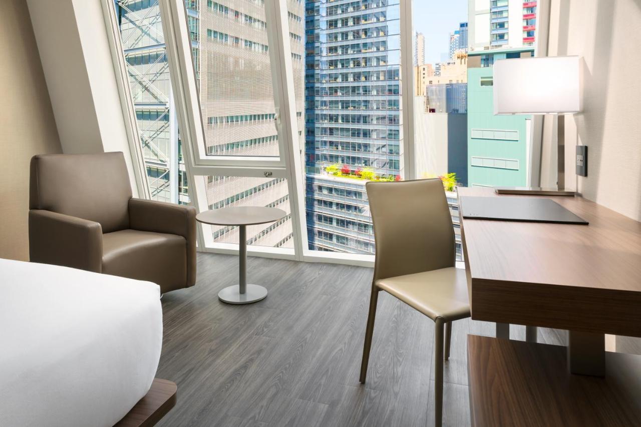 Habitación con cama extragrande y vistas a la ciudad