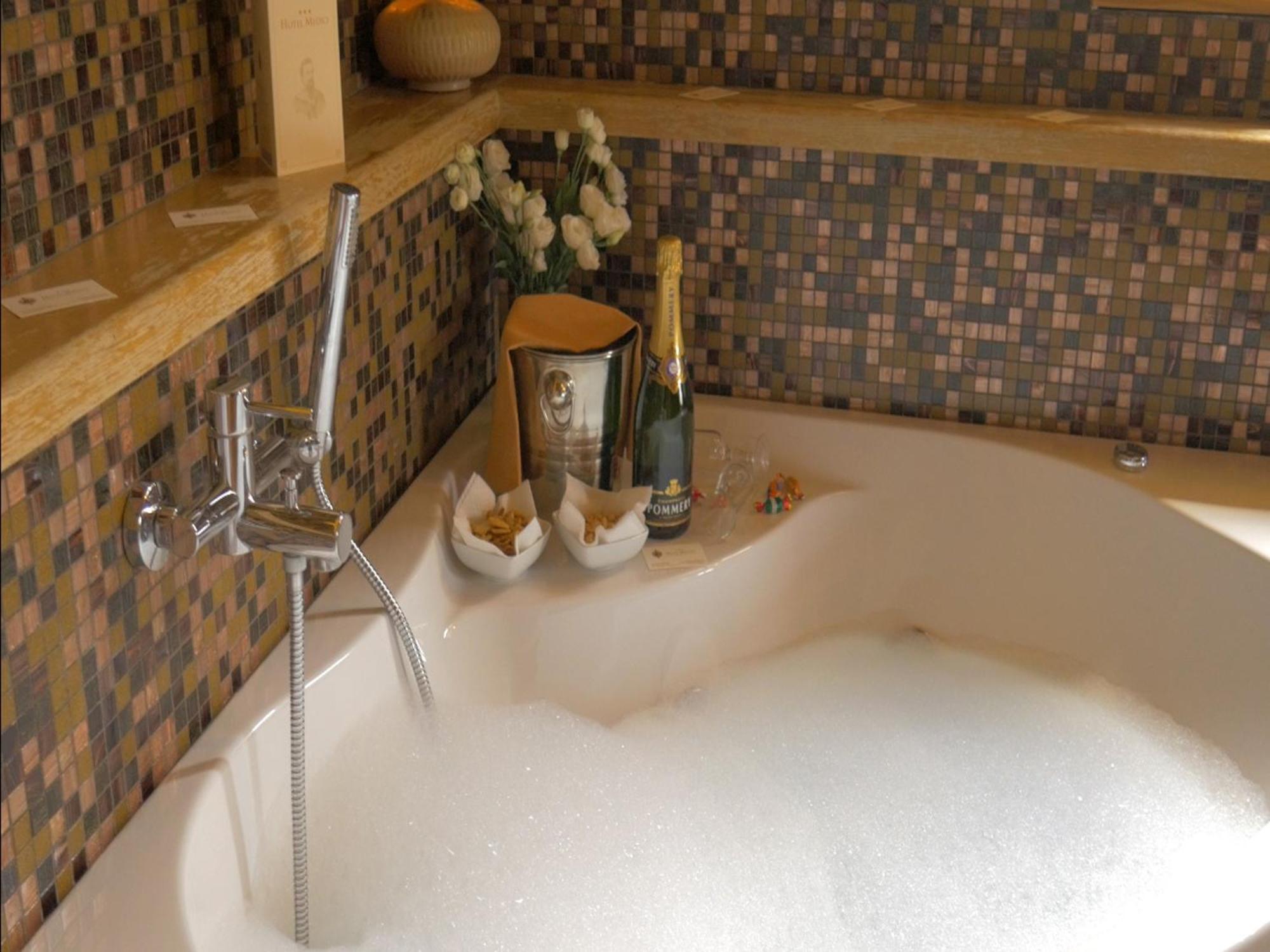 King Suite Spa Bath,703246945:JPEG