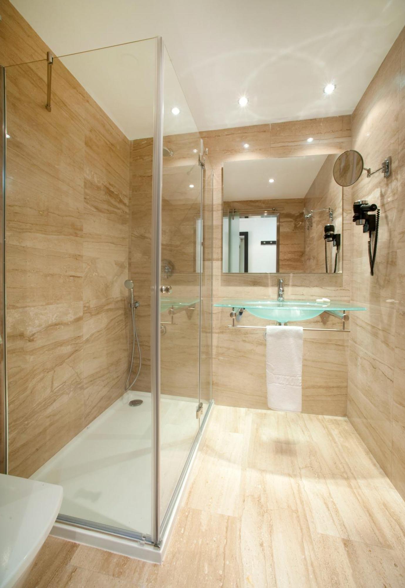 Habitación Doble (2 adultos + 1 niño) - 1 o 2 camas