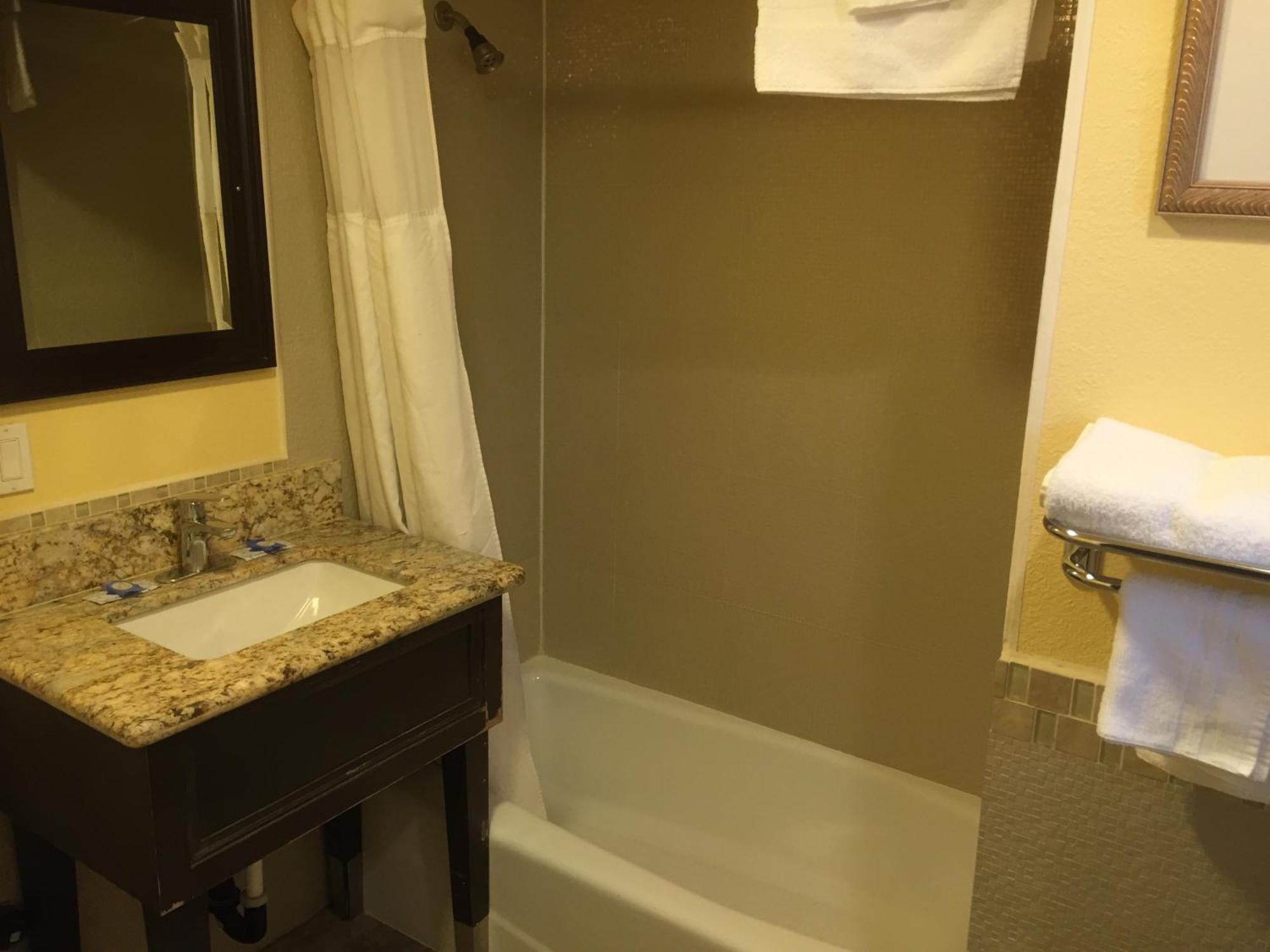 Chambre Double avec 2 Lits Doubles et Kitchenette