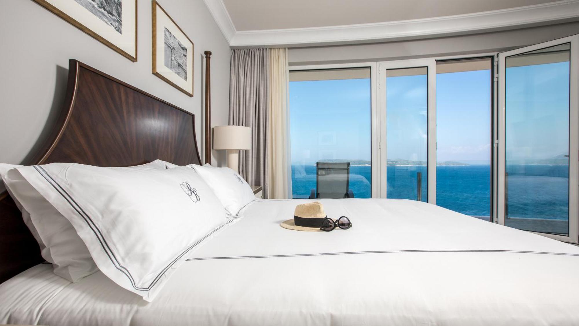 Royal Sky Kamer met kingsize bed, uitzicht op zee en een balkon