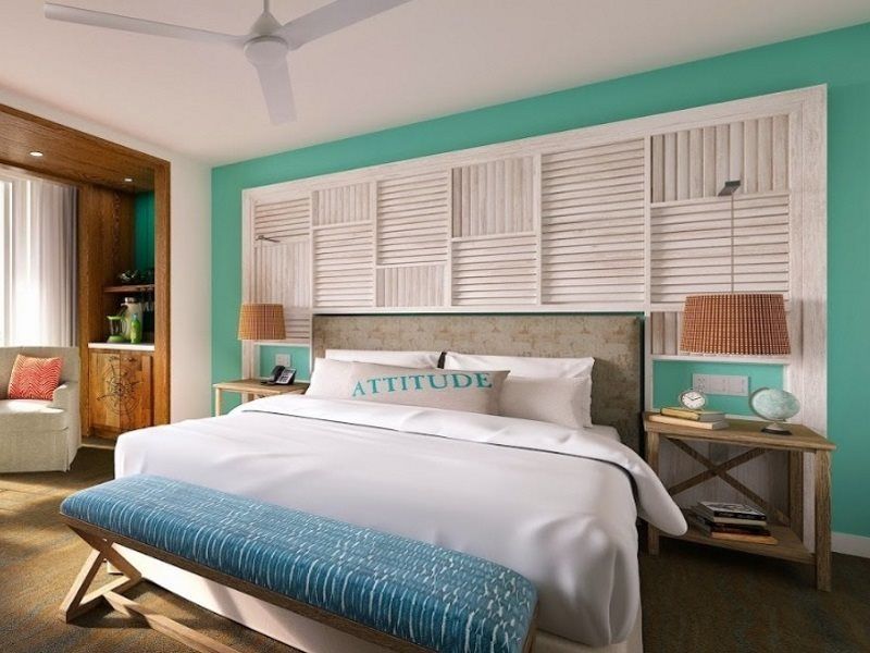 Habitación con cama extragrande y vistas intracosteras