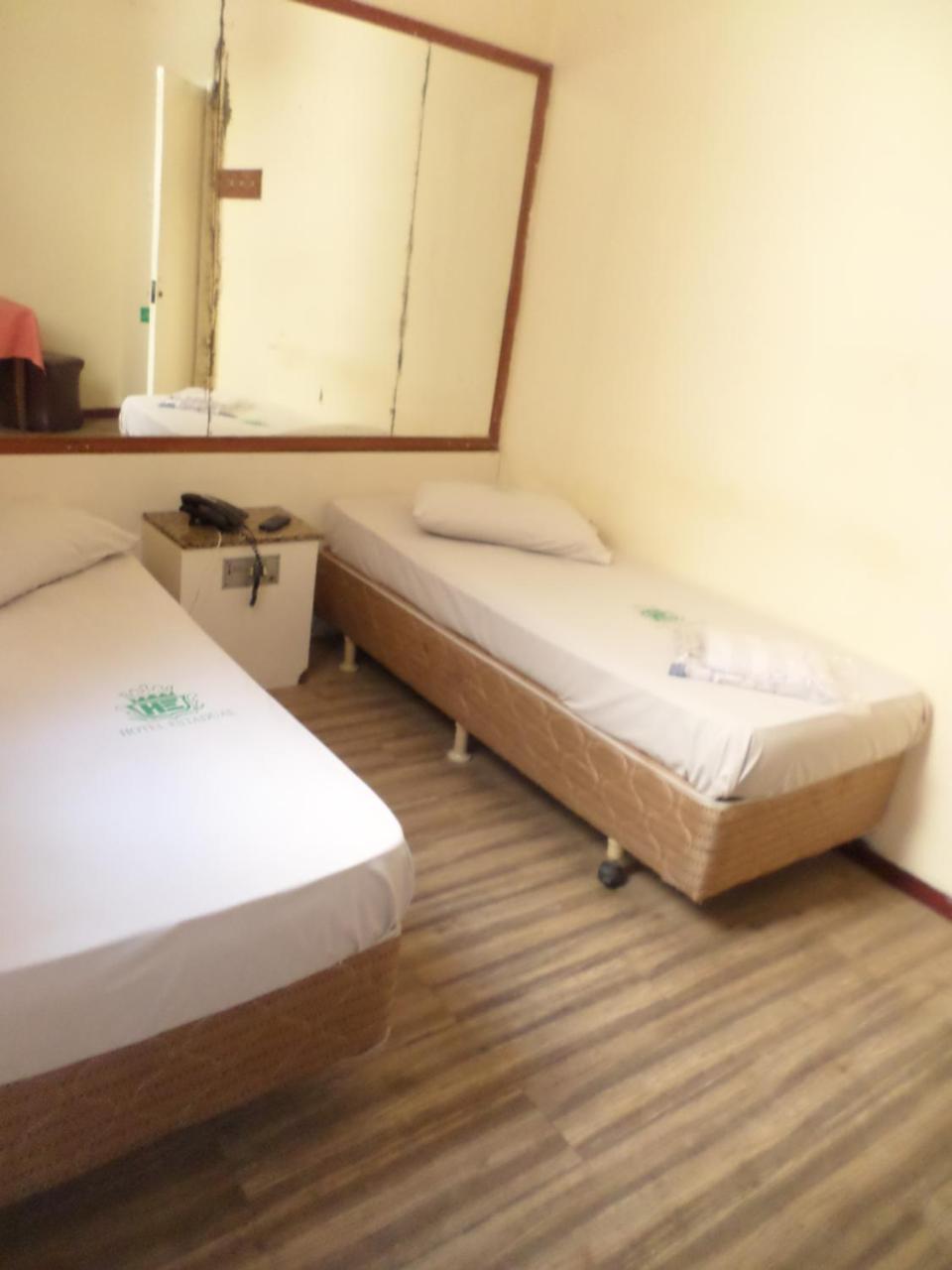 Quarto Econômico com 2 Camas de Solteiro