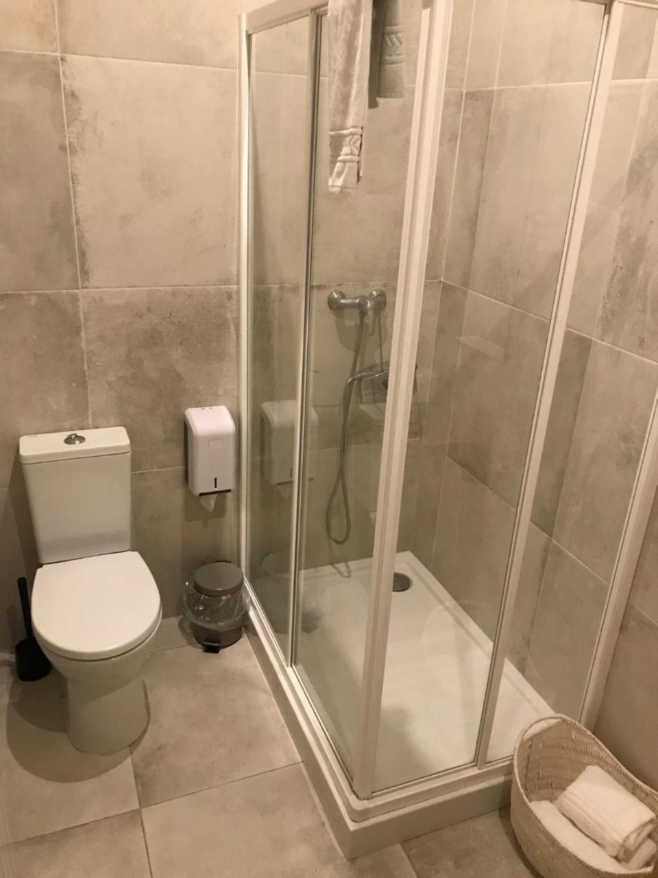 Kleine Tweepersoonskamer met Eigen Badkamer