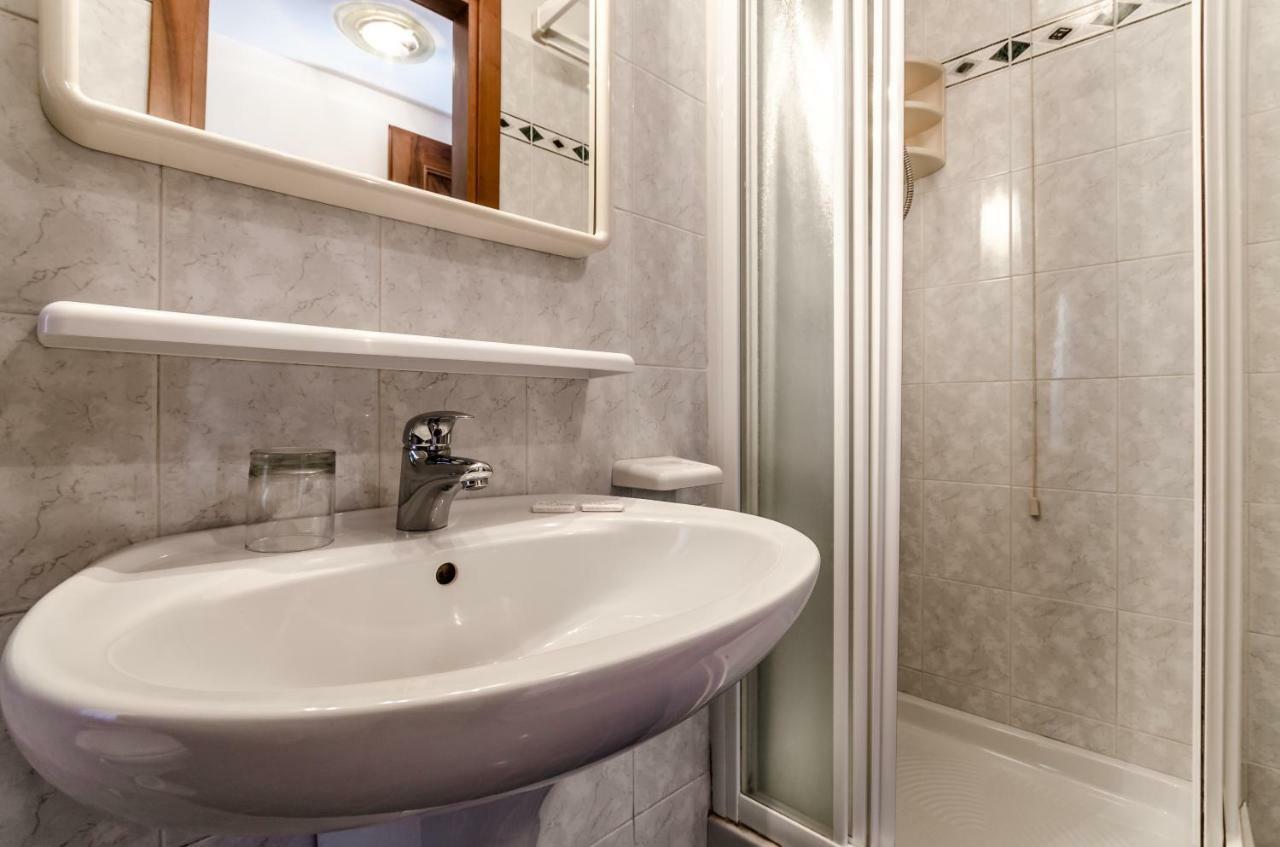 Chambre Double avec Salle de Bains Commune - Bâtiment Séparé
