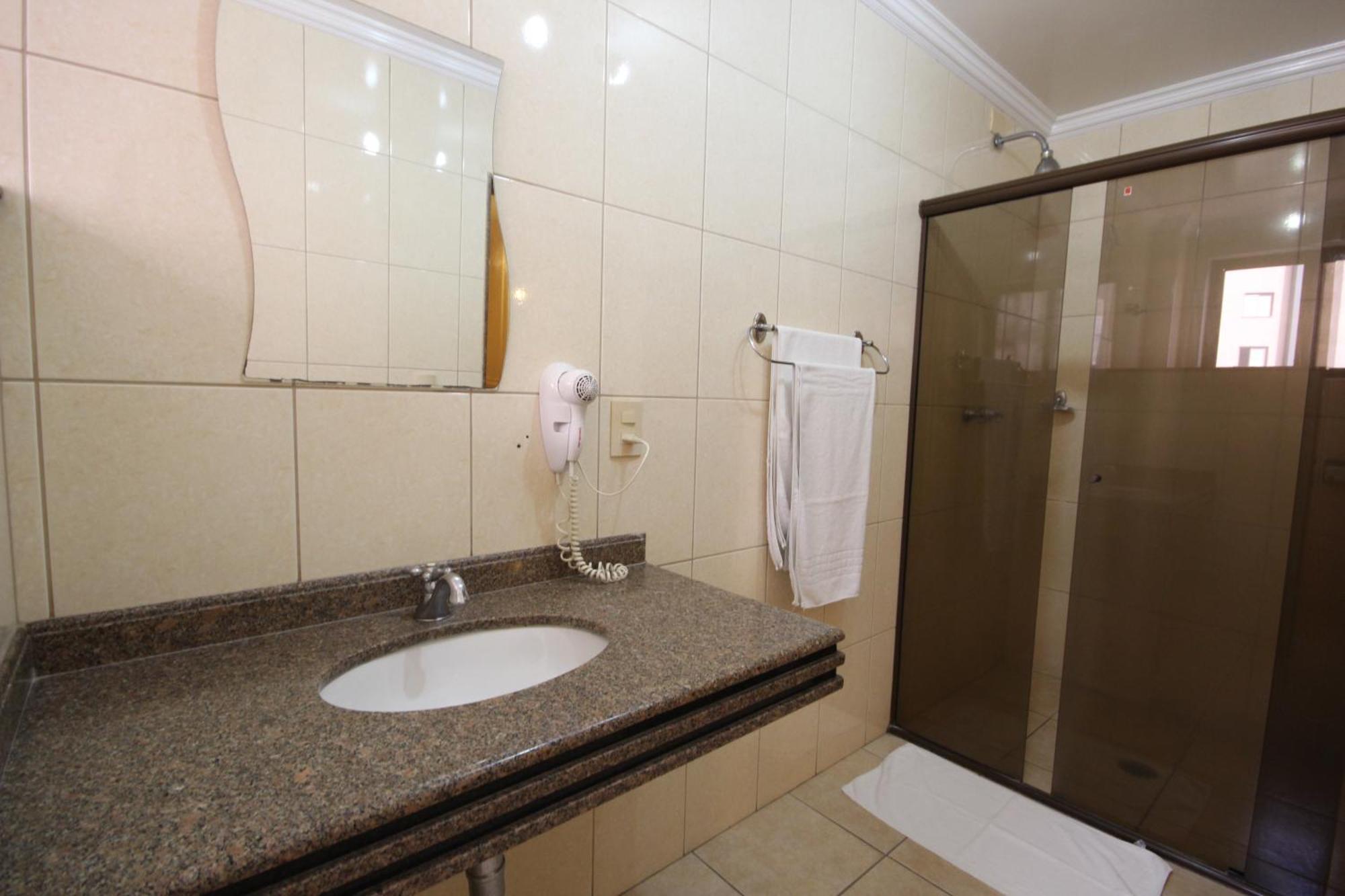 Chambre Lit King-Size - Accessible aux Personnes à Mobilité Réduite