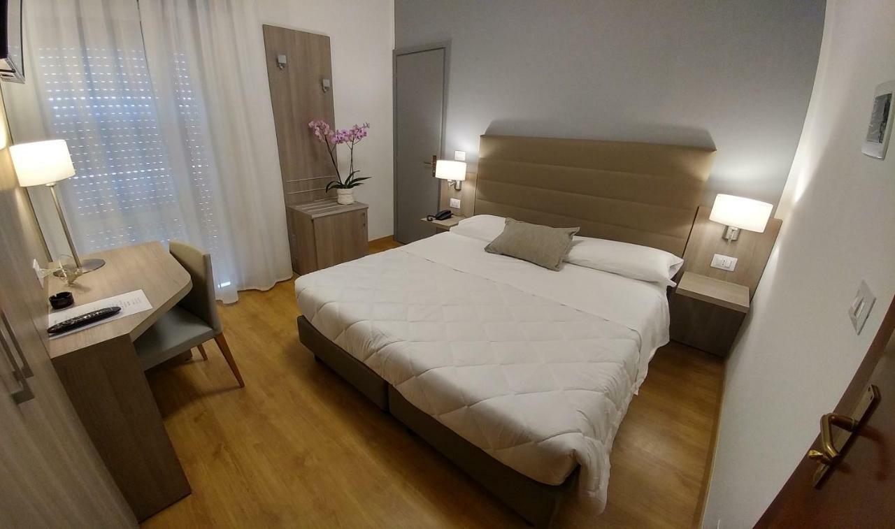 Doppel-/Zweibettzimmer mit seitlichem Meerblick