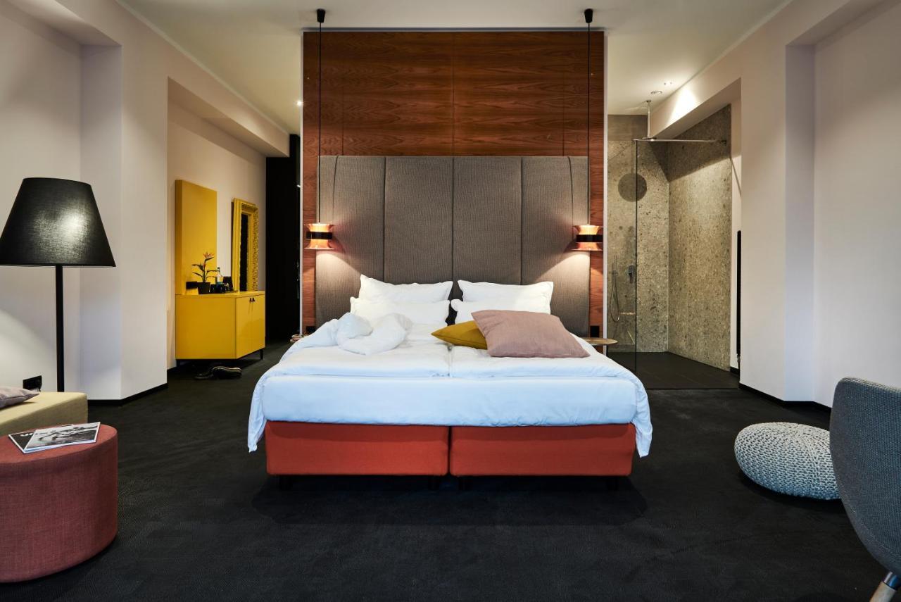 Suite con balcón y vistas al río.