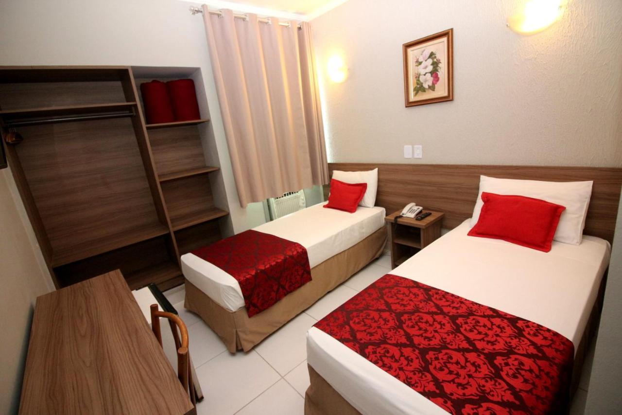 Quarto com 2 Camas de Solteiro