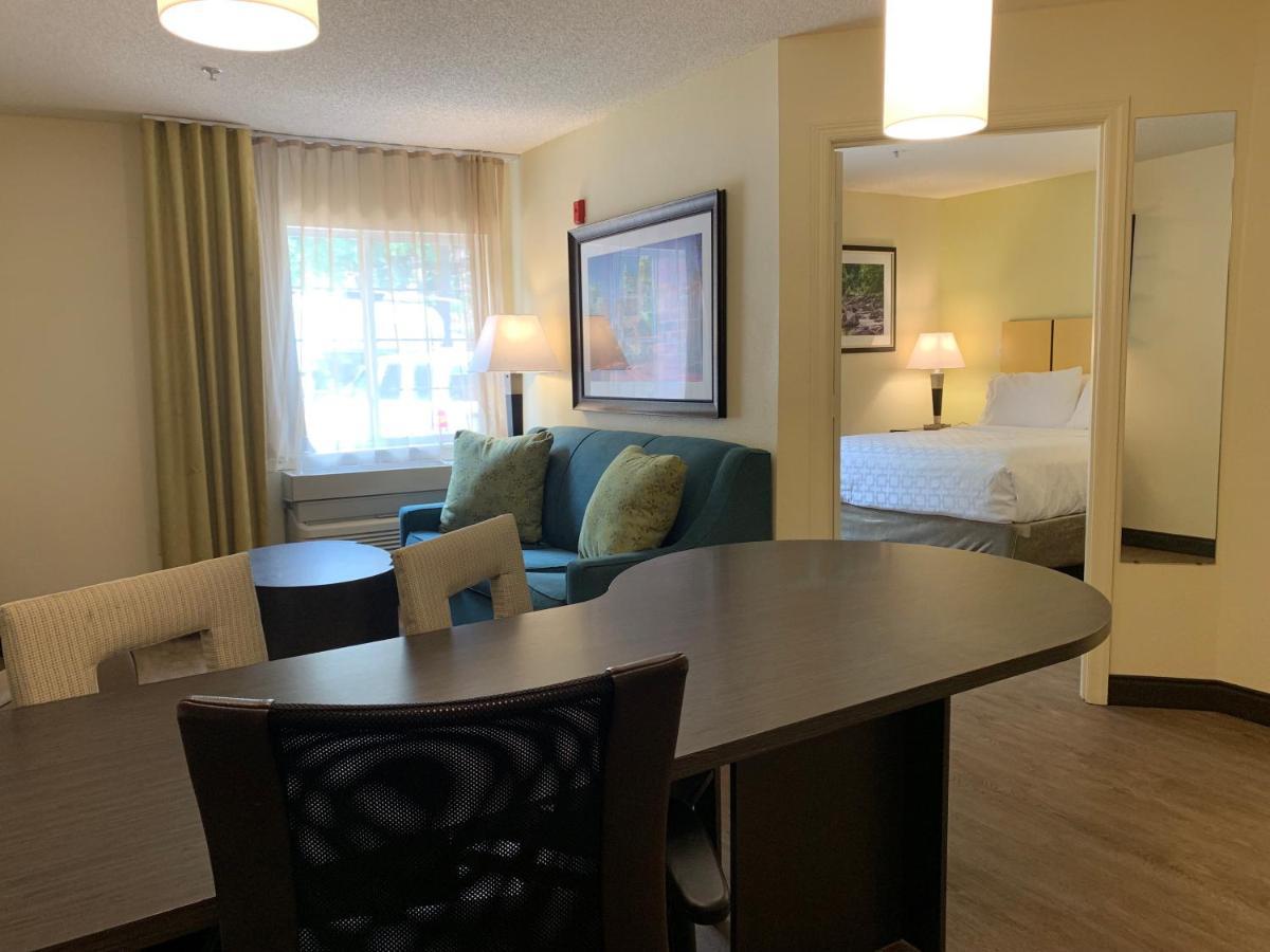 One-Bedroom Queen Suite Mobility Accessible Roll Shower,1275926176:JPEG