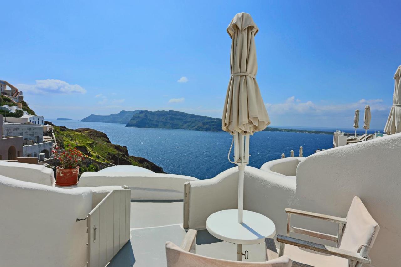 Honeymoon Cave Suite with Caldera View