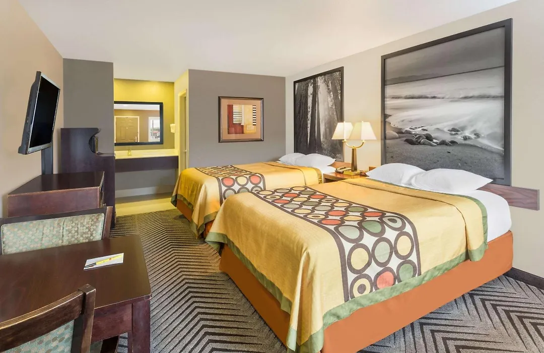 Super 8 By Wyndham Fortuna-1