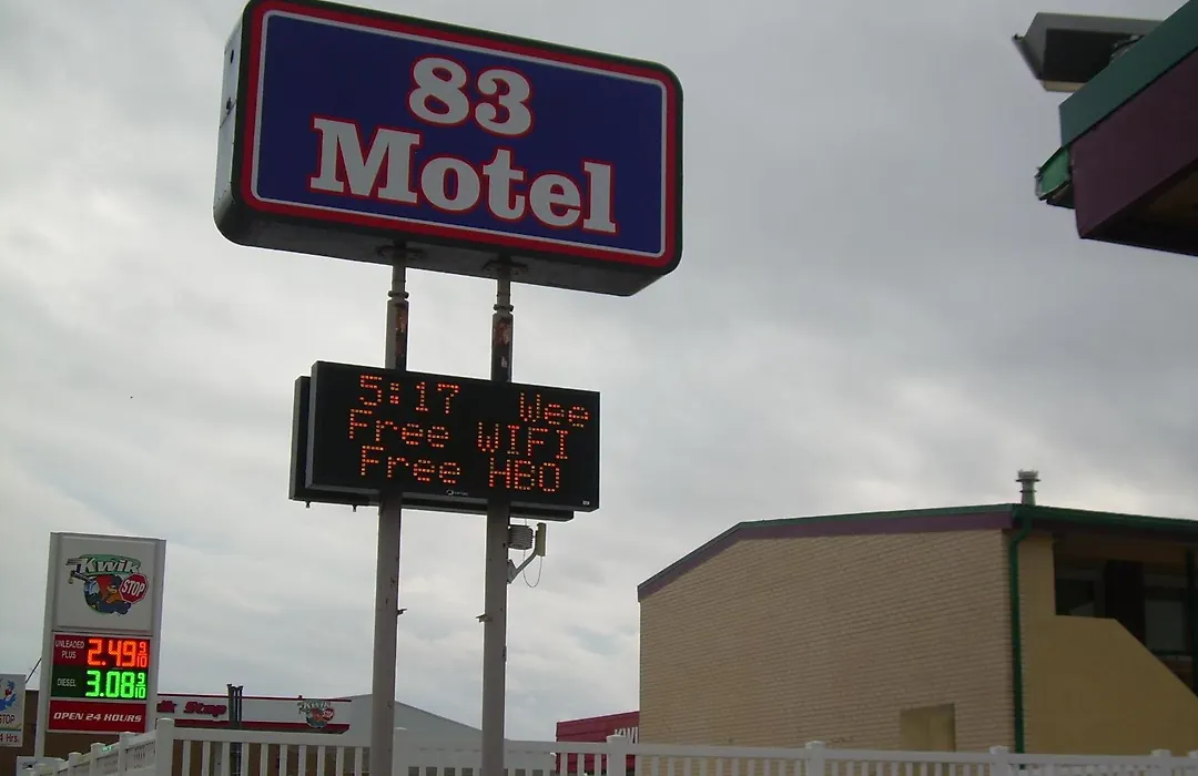 83 Motel-1