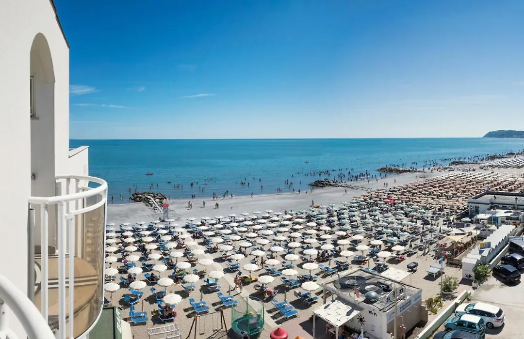 Hotel International Direttamente Sulla Sabbia-1
