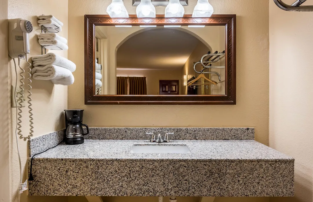 Rodeway Inn Broken Bow-Hochatown-1