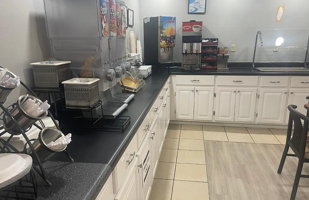 Red Roof Inn & Suites Hinesville Renovated With Breakfast-1