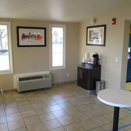 Travelodge By Wyndham Lansing-2