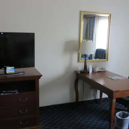 Days Inn & Suites By Wyndham Omaha Ne-2