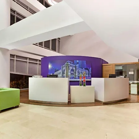La Quinta By Wyndham Medellin-3