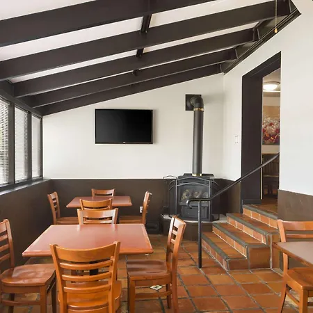 Days Inn By Wyndham Brantford-2