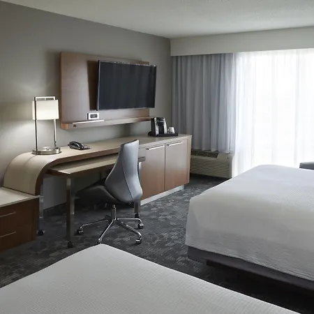 Courtyard By Marriott Toronto Airport-3