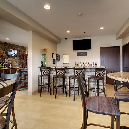 Cobblestone Inn & Suites - Fort Dodge-3