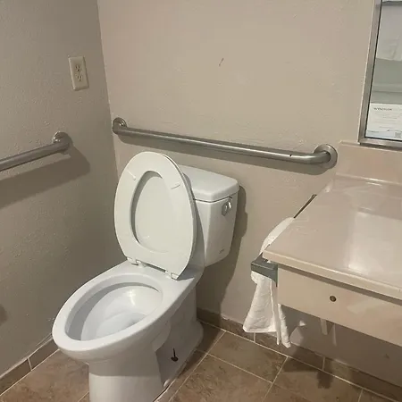 Red Roof Inn & Suites Hinesville Renovated With Breakfast-2