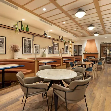Best Western Plus Baker Street Inn-3