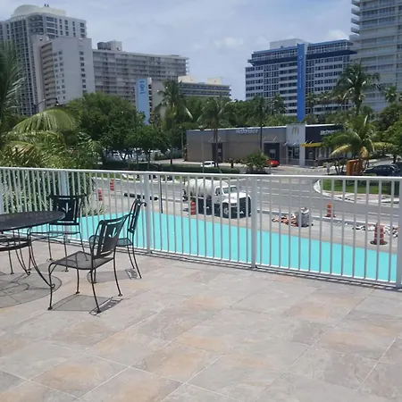 Travelodge By Wyndham Fort Lauderdale Beach-2