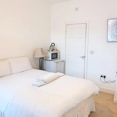 Whitburn Guest House About 7 Mins Walk To The City Free Internet Tv-2