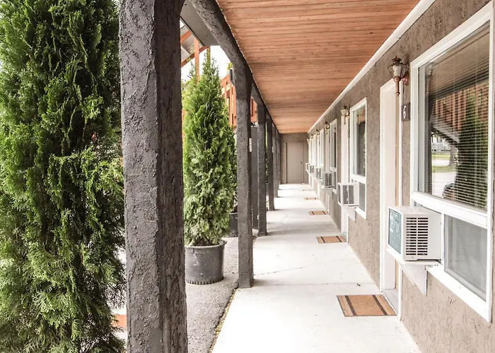 Crystal Springs Lodge Radium Hot Springs