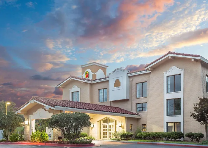 Super 8 By Wyndham Austell/Six Flags Hotel