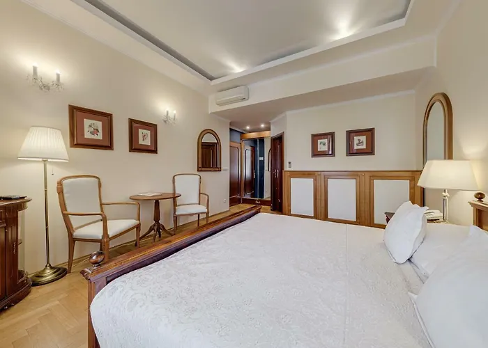 Louren Hotel