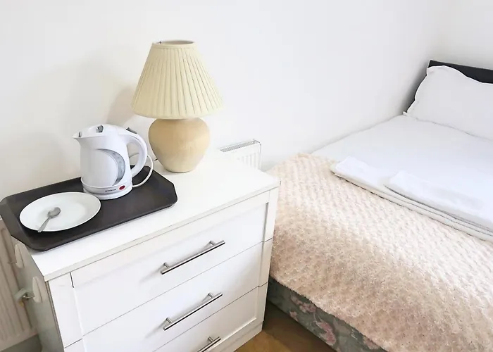 Whitburn Guest House About 7 Mins Walk To The City Free Internet Tv Doncaster